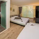 Destina فندق